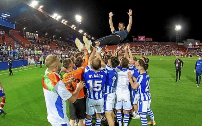 El Sanse celebra el ascenso manteando a Xabi Alonso. Foto: Real Sociedad El Sanse celebra el ascenso manteando a Xabi Alonso. Foto: Real Sociedad