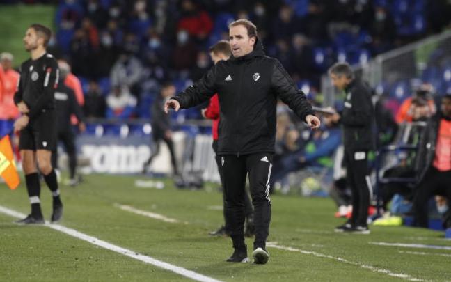 Arrasate da indicaciones a los suyos durante el partido.