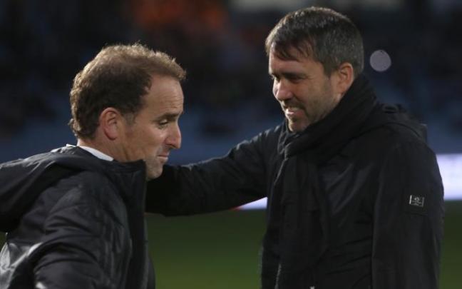 Coudet y Arrasate se saludan antes del partido.