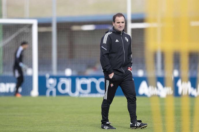 Jagoba Arrasate, durante el entrenamiento a puerta cerrada en Tajonar.