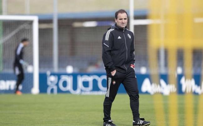 Jagoba Arrasate, durante el entrenamiento a puerta cerrada en Tajonar.
