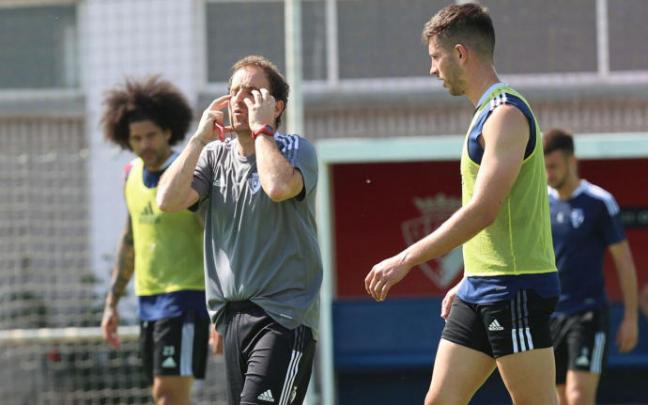 Jagoba Arrasate, en Tajonar junto a David García, Aridane y al fondo Oier.