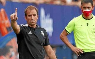 Jagoba Arrasate da indicaciones a sus futbolistas durante un partido de esta temporada en El Sadar.