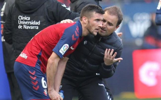 Arrasate da indicaciones a Oier durante un encuentro en El Sadar.