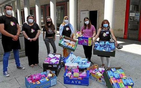 Representantes de Ahal Dugu y voluntarios de IMME, ayer. Foto: A.D.