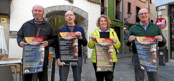 Integrantes de Arrasate Zientzia Elkartea durante la presentación del ciclo de conferencias. Foto: A.D.