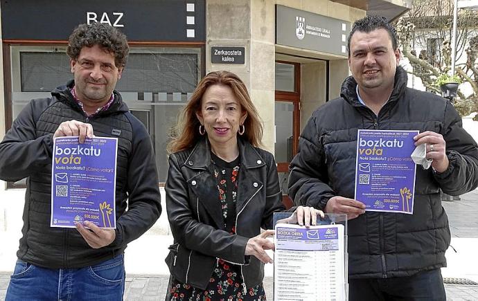 Gaizka Eraña (EH Bildu), Anuska Ezkurra (PNV) y Aritz Murua (PSE), presentan la fase de votación.