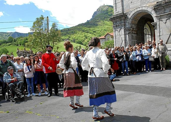 Bailando las tradicionales Entradillas, cuyo movimiento musical fue compuesto por Guridi. Foto: A. Oiarzabal