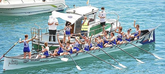 Las remeras de Arraun Lagunak celebran su triunfo. Foto: Arnaitz Rubio