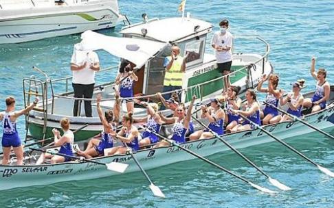 Las remeras de Arraun Lagunak celebran su triunfo. Foto: Arnaitz Rubio