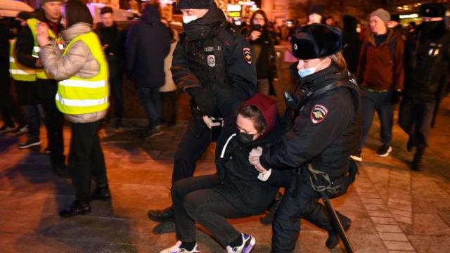La Policía rusa detiene a una mujer en una protesta.