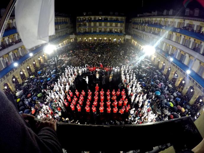 Imagen de la última arriada de la bandera de San Sebastián en condiciones de normalidad, en 2019.