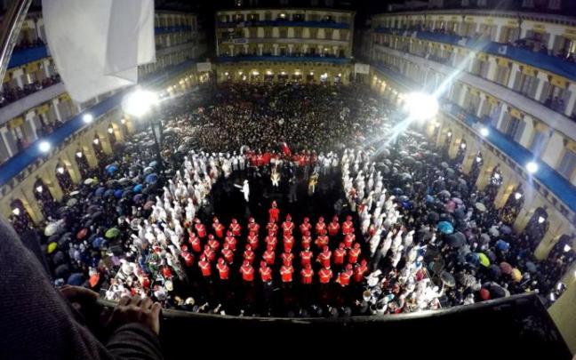 Imagen de la última arriada de la bandera de San Sebastián en condiciones de normalidad, en 2019.