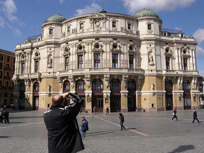 Turistas fotografían el Teatro Arriaga de Bilbao
