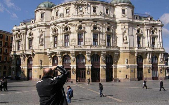Turistas fotografían el Teatro Arriaga de Bilbao