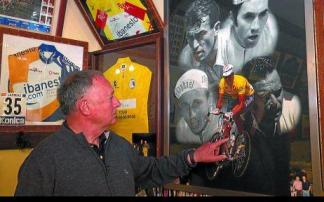 Manu Arrieta señala una foto de Miguel Indurain.