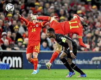 Alaba se lleva por delante a Bale, en el Gales-Austria.