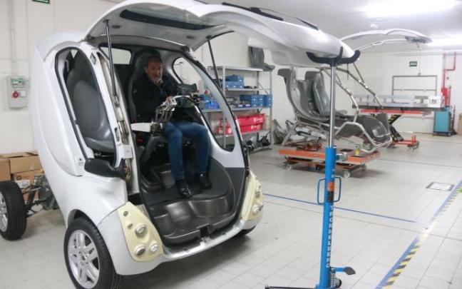 Ricardo Arrondo montado en uno de los prototipos del vehículo eléctrico Lakota