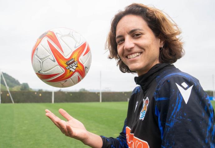 Natalia Arroyo juguetea con el balón sobre el verde del z7