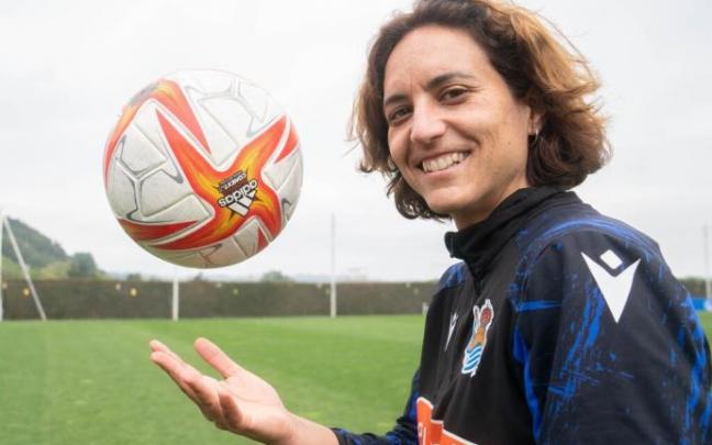 Natalia Arroyo juguetea con el balón sobre el verde del z7