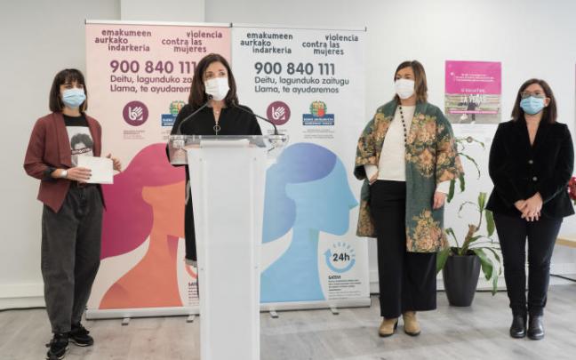 La consejera Beatriz Artolazabal, durante una visita al teléfono de Satevi La consejera Beatriz Artolazabal, durante una visita al teléfono de Satevi