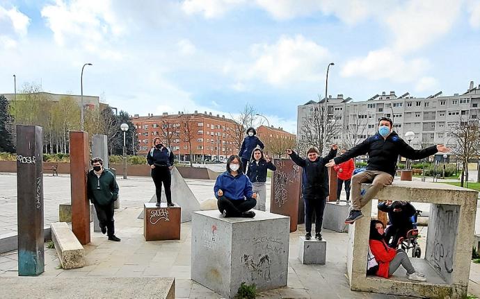 Lerro hauen irudian, erakusketa aurkezten duen ikastetxeko taldea. Argazkia: Utzita