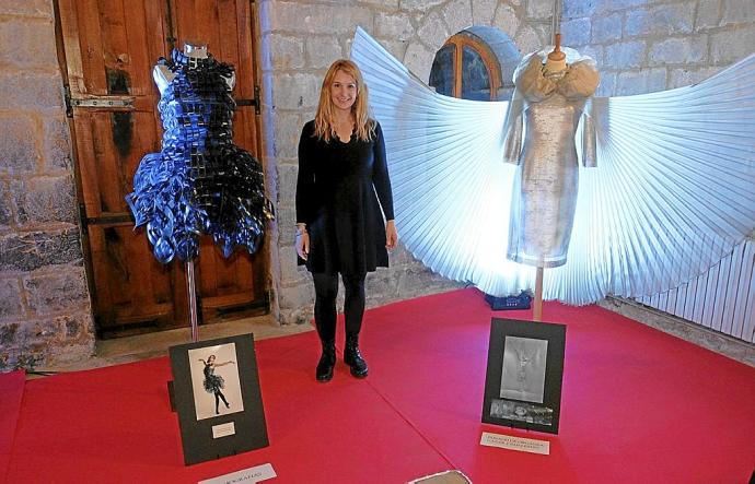 La diseñadora de moda y vestuario escénico posa sonriente con parte de los diseños de la 'Abisal Collection'.
