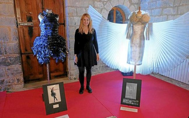 La diseñadora de moda y vestuario escénico posa sonriente con parte de los diseños de la 'Abisal Collection'.