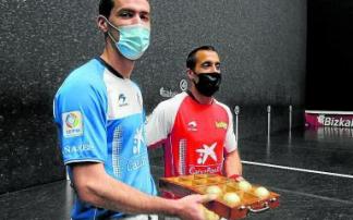 Rezusta y Bengoetxea VI, con el material seleccionado ayer.