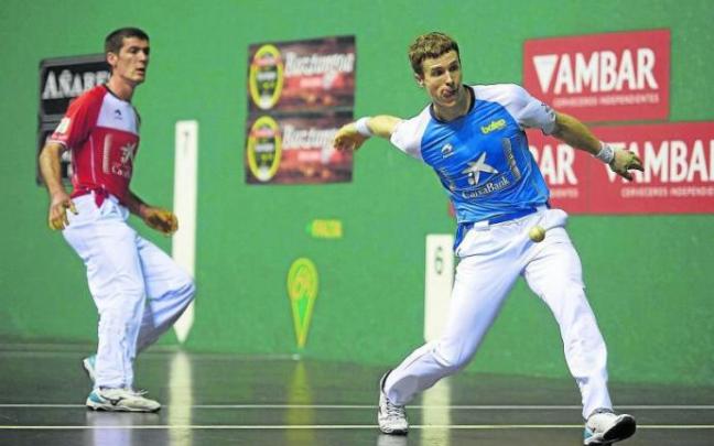 Artola ante Rezusta, en la semifinal del Manomanista del pasado sábado en el Labrit. Foto: Iñaki Porto