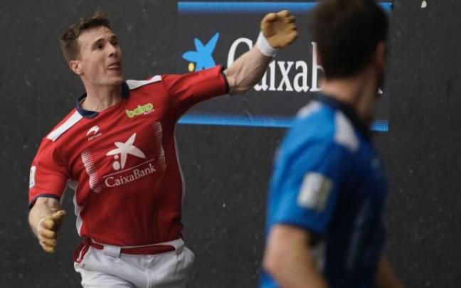 Iñaki Artola golpea de aire con la zurda frente a Unai Laso.