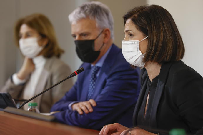 Beatriz Artolazabal (d), Iñaki Subijana (c) y Carmen Adán, este miércoles.