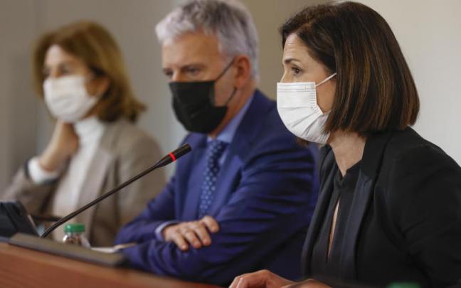 Beatriz Artolazabal (d), Iñaki Subijana (c) y Carmen Adán, este miércoles.