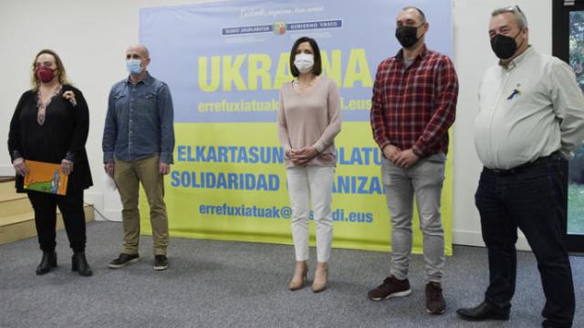 Beatriz Artolazabal junto a los representantes de las asociaciones de acogida.