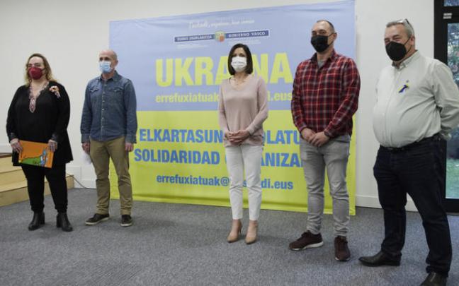 Beatriz Artolazabal junto a los representantes de las asociaciones de acogida.