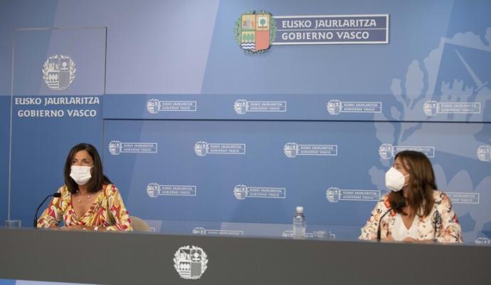 La consejera de Igualdad, Justicia y Políticas Sociales, Beatriz Artolazabal y la presidenta del Consejo de la Juventud de Euskadi, Maialen Olabe.