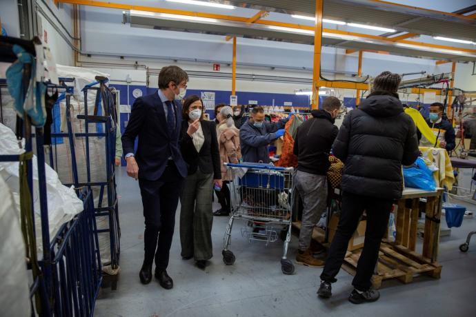 La consejera Beatriz Artolazabal y el presidente de Eudel, Gorka Urtaran, en el centro Berjantzi de Gasteiz, donde firmaron el acuerdo.