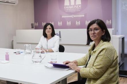La consejera de Igualdad, Beatriz Artolazabal, junto a la directora de Emakunde, Izaskun Landaida