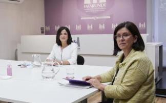 La consejera de Igualdad, Beatriz Artolazabal, junto a la directora de Emakunde, Izaskun Landaida