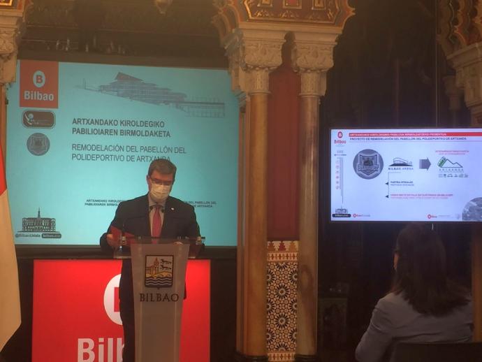 El alcalde de Bilbao, Juan Mari Aburto, en la rueda de prensa en la que ha presentado el proyecto de remodelación del Pabellón del Polideportivo de Artxanda