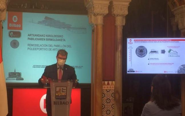 El alcalde de Bilbao, Juan Mari Aburto, en la rueda de prensa en la que ha presentado el proyecto de remodelación del Pabellón del Polideportivo de Artxanda