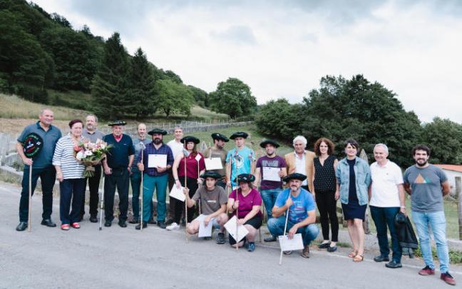 Los últimos en concluir su formación en la Artzain Eskola de Oñati posan con la tradicional makila y txapela, además del diploma