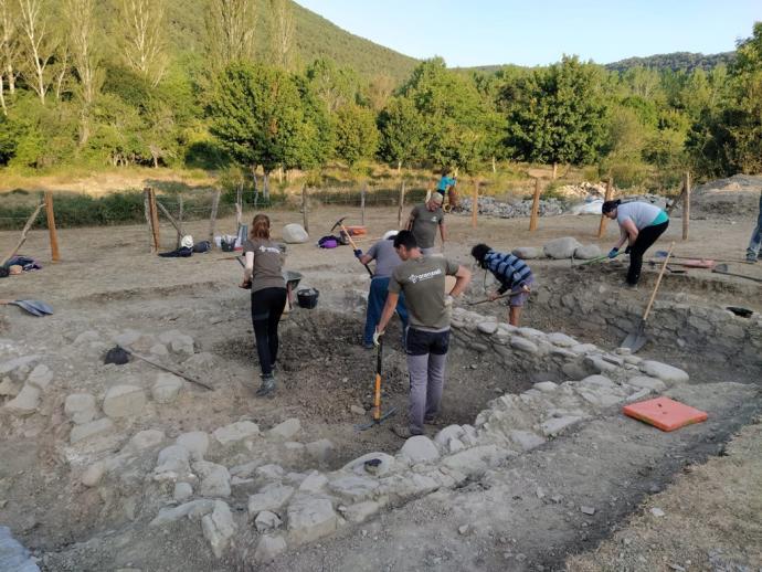 Un equipo de 12 voluntarios y voluntarias de Aranzadi excavando en Artzi