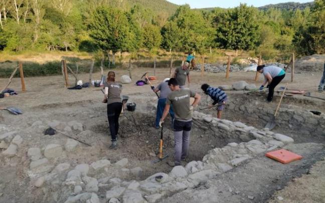 Un equipo de 12 voluntarios y voluntarias de Aranzadi excavando en Artzi Un equipo de 12 voluntarios y voluntarias de Aranzadi excavando en Artzi