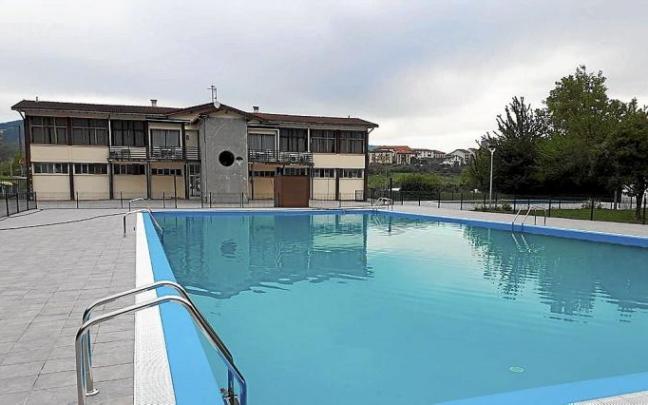 Exterior de las piscinas de Artziniega, todavía sin abrir.