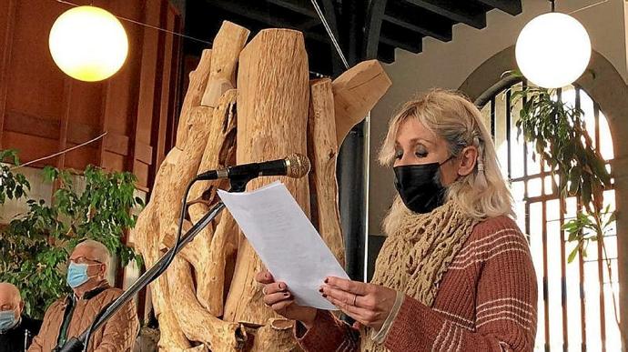 Miryam, sobrina de Benjamín Respaldiza, leyendo un poema de su tío.