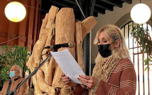 Miryam, sobrina de Benjamín Respaldiza, leyendo un poema de su tío.