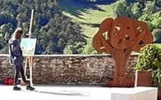 El escudo de la villa en escultura.