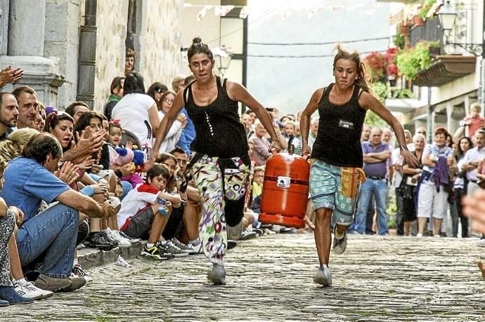 Un momento de la carrera de bombonas de Goienkale en las fiestas de La Encina en Artziniega.