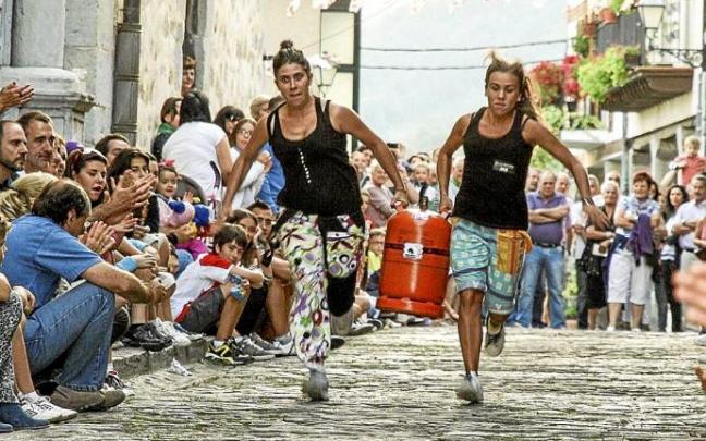 Un momento de la carrera de bombonas de Goienkale en las fiestas de La Encina en Artziniega.